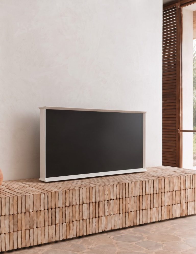 INTERIORISMO MARBELLA Sala moderna con un sofá marrón, mesa de madera y una chimenea minimalista.
