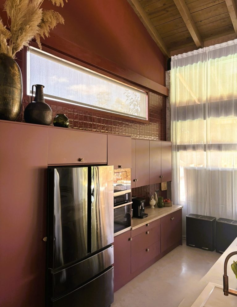 INTERIORISMO BENALMADENA Mesa de madera con sillas, decoración minimalista y luz suave en un espacio moderno.